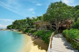 una casa en una playa junto al agua en An Lam Retreats Ninh Van Bay, en Bahía Ninh Van