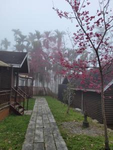 Taman di luar 杉溪鹿莊園-溪頭獨棟式小木屋 & 如需溜滑房型請選請選家庭房