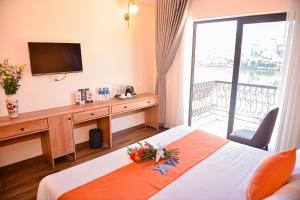 Postel nebo postele na pokoji v ubytování Sapa Legacy Hotel