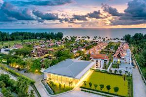 eine Luftansicht eines Resorts mit Meerblick im Hintergrund in der Unterkunft JW Marriott Khao Lak Resort and Spa in Khao Lak