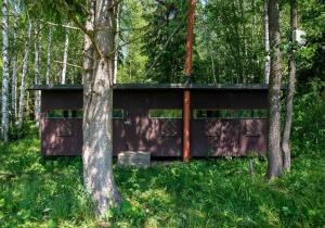 un bâtiment au milieu d'une forêt dans l'établissement Bear Watching Hide of Alutaguse, à Palasi