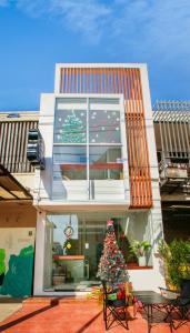 Un árbol de Navidad en la ventana de un edificio en Lafami Hostel, en Ban Nongdouang