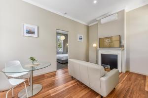 uma sala de estar com um sofá branco e uma mesa em Aloha Central Platinum Apartments em Mount Gambier