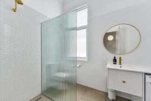 y baño con ducha, lavabo y espejo. en Aloha Central Platinum Apartments en Mount Gambier