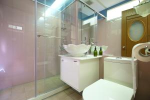 y baño con lavabo y ducha. en Rose Garden, en Hualien City