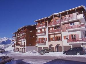 a large building with cars parked in a parking lot at Appartement Aussois, 2 pièces, 4 personnes - FR-1-508-289 in Aussois