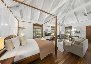 una camera con letto e un soggiorno di Sweetacres Hunter Valley a Pokolbin Altre 37 foto