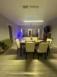 comedor con mesa y sillas en Cozy room in a quiet home, en Miami