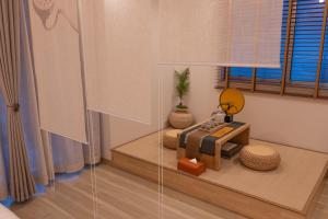 modelo de habitación con mesa y silla en 桜の川9 Ikebukuro Villa Free parking More than 15 people donki Large TV en Tokio