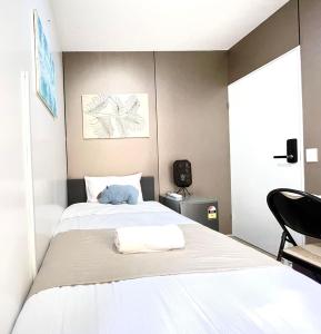 a bedroom with two beds and a chair at Single Room in Pymble Sleeps 1 in Pymble