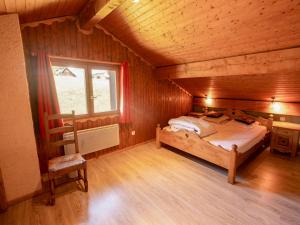 een slaapkamer met een bed in een houten hut bij Chalet Albiez-Montrond, 7 pièces, 14 personnes - FR-1-618-36 in Albiez-Montrond