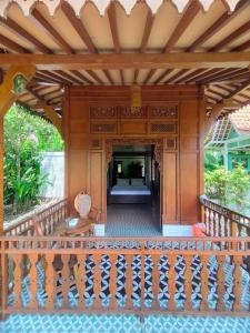 Batukaras的住宿－Villa Embun Batukaras，享有带木门廊的外部景致