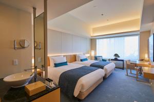 Habitación de hotel con 2 camas y lavamanos en THE KITANO HOTEL TOKYO, en Tokio