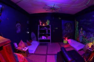 un soggiorno con luci viola in una camera di Tripovali Guesthouse a Ko Phangan