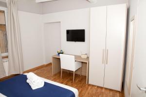 - une chambre avec un lit, un bureau et une télévision dans l'établissement Spanish Steps House Vittoria, à Rome