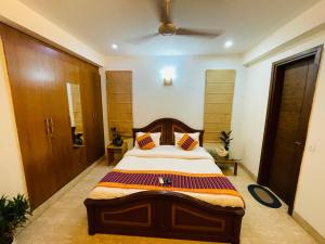 - une chambre avec un lit et un plafond dans l'établissement Fortune Home Service Apartment 4Bhk,J-191 Saket, à New Delhi