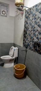 bagno con servizi igienici e secchio di RK GRAND LUXURY AC ROOMS a Guntur