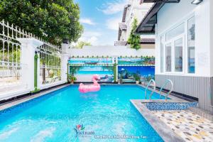 a swimming pool with a pink flamingo in a house at Villages HOÀNG ĐỨC Full TIỆN ÍCH in Vung Tau
