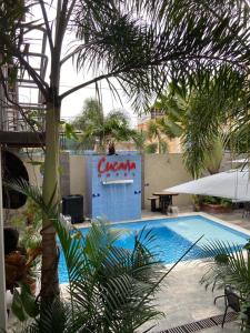 a swimming pool with a sign that says ciao at Cucaña Hotel in El Pedregal