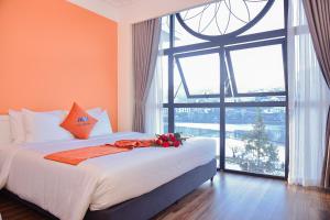 Postel nebo postele na pokoji v ubytování Sapa Legacy Hotel