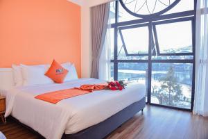 Postel nebo postele na pokoji v ubytování Sapa Legacy Hotel