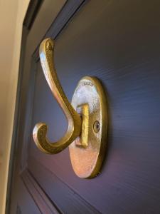une poignée de porte en or avec un numéro un sur une porte dans l'établissement Noir, à Heidelberg