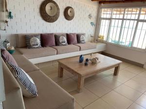 ein Wohnzimmer mit einem Sofa und einem Couchtisch in der Unterkunft chalets cottage in Paracas