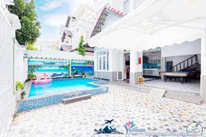 una villa con piscina e una casa di Villa Hồ Bơi HOÀNG ĐỨC BÃI SAU ĐẸP HOA GIẤY a Vung Tau