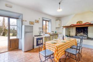 Een keuken of kitchenette bij Cozy Home D'Orcia with private pool - Happy Rentals