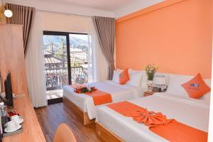 Postel nebo postele na pokoji v ubytování Sapa Legacy Hotel