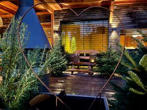 eine Terrasse mit einem Holztisch und einigen Pflanzen in der Unterkunft My Tiny Moos - Exklusiver Urlaub im Tiny House in Annenheim