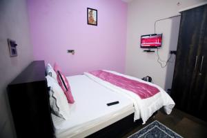 Rúm í herbergi á Signature Inn Orchha