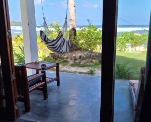 eine Hängematte, die von einer Veranda mit Meerblick hängt in der Unterkunft Bamboo Surf Beach in San Isidro + 82 Fotos