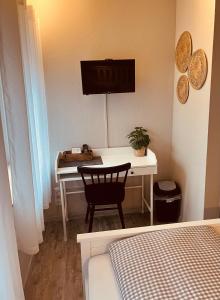 Schlafzimmer mit einem Schreibtisch, einem Bett und einem Schreibtisch in der Unterkunft Gästehaus Goldenes Lamm in Rothenburg ob der Tauber