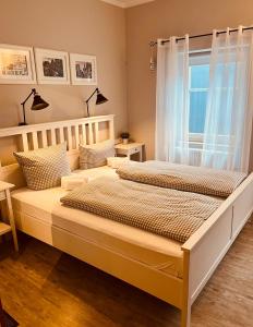 2 camas en un dormitorio con ventana en Gästehaus Goldenes Lamm, en Rothenburg ob der Tauber