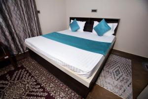 Rúm í herbergi á Signature Inn Orchha