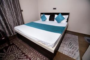 Rúm í herbergi á Signature Inn Orchha