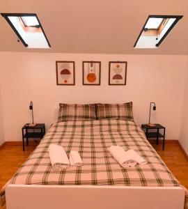 una camera con letto, 2 cuscini e lucernari di Fikus APT relax Castello Ursino a Catania