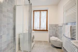 A bathroom at The Rock View - Happy Rentals