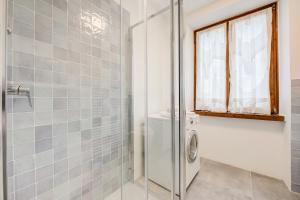 A bathroom at The Rock View - Happy Rentals