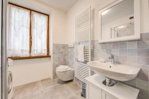 A bathroom at The Rock View - Happy Rentals Még 16 kép
