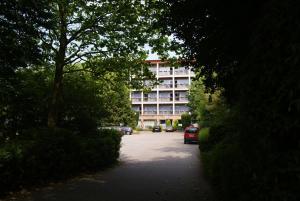 un coche aparcado frente a un edificio en Hotel Panorama, en Overijse
