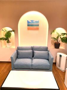 sala de estar con sofá y pintura en LaLa Resort (Adult Only) en Kobe