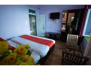 una habitación de hotel con una cama con flores. en The Mountain Paradise Hotel, Rewalsar, H.P., en Mandi