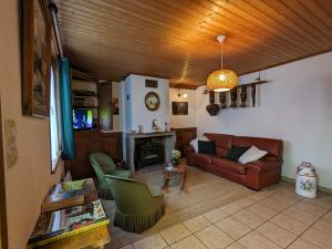 ein Wohnzimmer mit einem Sofa und einem Kamin in der Unterkunft Gîte Corcieux, 3 pièces, 4 personnes - FR-1-589-36 in Corcieux