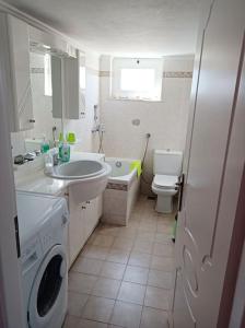 Bathroom sa Holiday House with sea view in Skala Polichnitos
