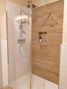 La salle de bains est pourvue d'une douche avec une porte en verre. dans l'établissement B&B Tra i Laghi, à Casale Corte Cerro