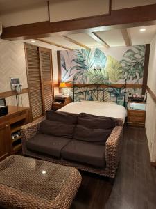 - un salon avec un lit et un canapé dans l'établissement LaLa Resort (Adult Only), à Kobe