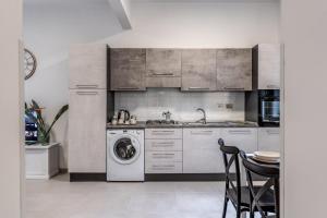 een keuken met een wasmachine en een vaatwasser bij PMT Apt in Rome