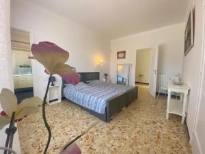 een slaapkamer met een bed en een bloem op de voorgrond bij Le Mas des Catalanes in Perpignan